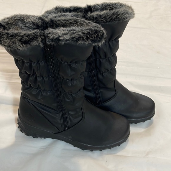 totes Shoes - Totes women 8M snow boots black and grey fur